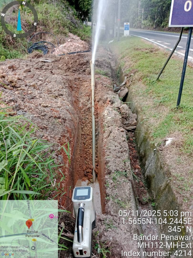 HDD drill rod and bore-path in trench at Bandar Penawar, MH112–MH Ext.