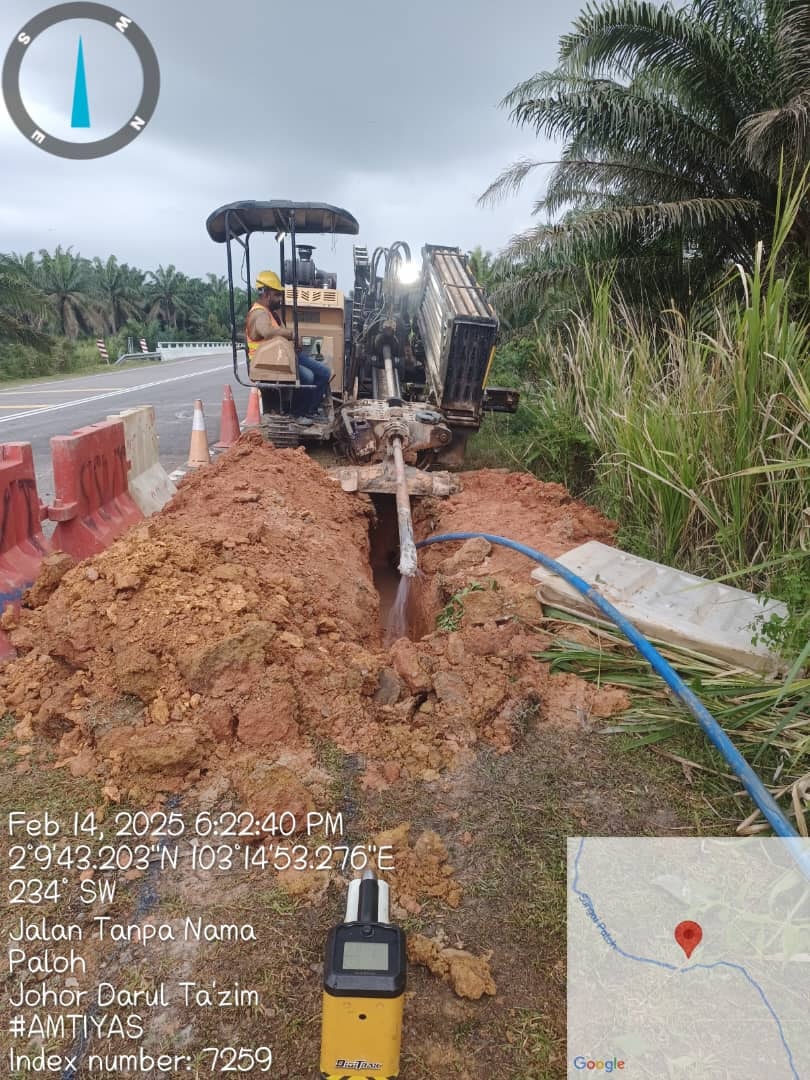 HDD rig with blue HDPE duct line at Jalan Tanpa Nama, Paloh, Johor (14 February 2025).