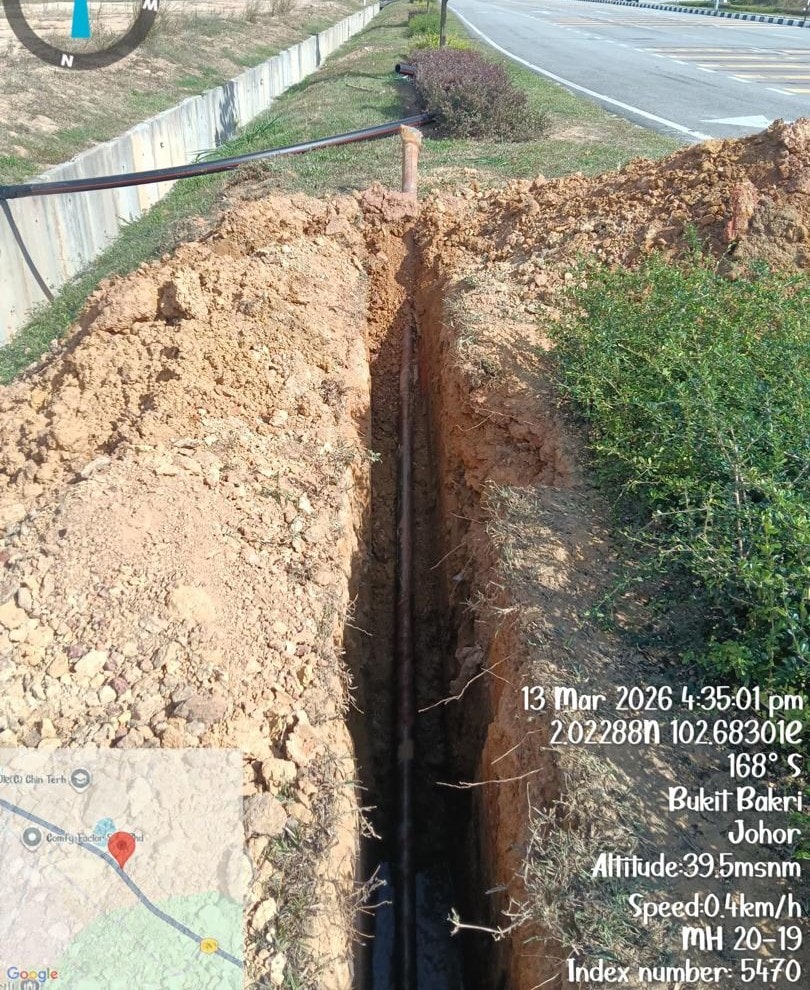 Deep narrow trench with HDD drill rod advancing, CASE excavator visible above trench. Palm oil plantation backdrop. MH 51–52 (9 June 2026).